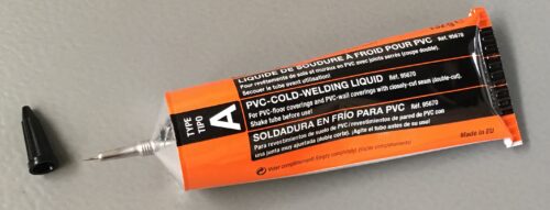 Colla speciale per PVC, usata per riparare danneggiamenti nei pavimenti delle sale da danza, disponibile in una pratica confezione tubolare.